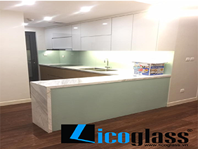 Kính ốp bếp màu xanh nhạt
