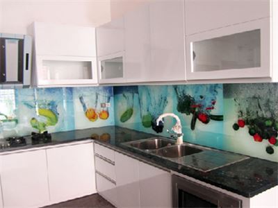 Tham khảo những mẫu kính ốp bếp hoa văn nổi bật