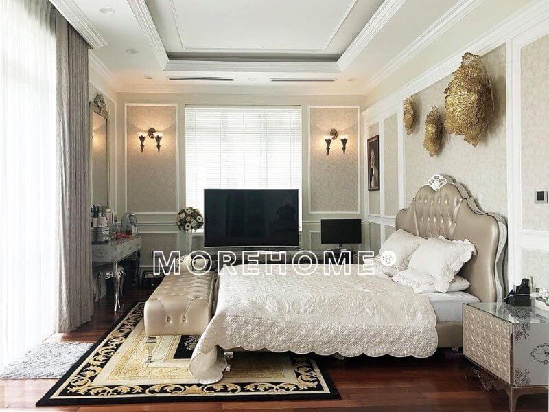 Giường ngủ tân cổ điển được bọc bởi da sữa trơn bóng.