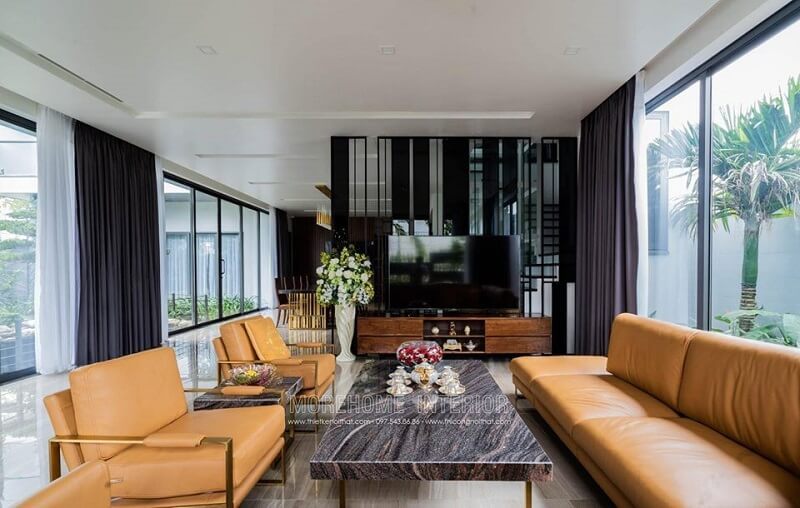 Bàn trà mặt đá đẹp inox mạ vàng cung cấp cho phòng khách căn biệt thự một vẻ đẹp sang trọng và độc đáo.