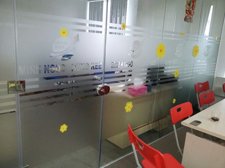 Nhận diện thương hiệu với kính màu văn phòng nhan-dien-thuong-hie...