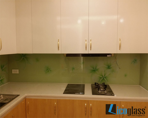 Tại sao nhiều người chọn kính màu trang trí bếp? kinh-mau-trang-tri-b...