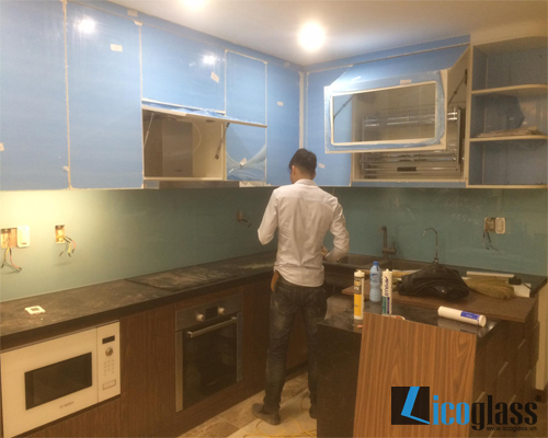 Tại sao nhiều người chọn kính màu trang trí bếp? kinh-mau-trang-tri-b...