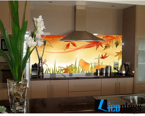 Kính màu ốp tường bếp kinh-mau-op-tuong-be...