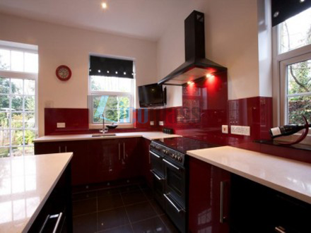 Kính ốp bếp màu đỏ Ruby sự đẳng cấp căn nhà Kính ốp bếp màu đỏ Ruby sự đẳng cấp căn nhà