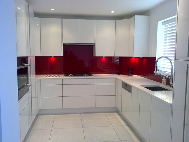 Kính ốp bếp màu đỏ Ruby sự đẳng cấp căn nhà Kính ốp bếp màu đỏ Ruby sự đẳng cấp căn nhà