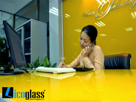 Nổi bật thương hiệu công ty bằng kính màu ốp sảnh kính màu ốp sảnh